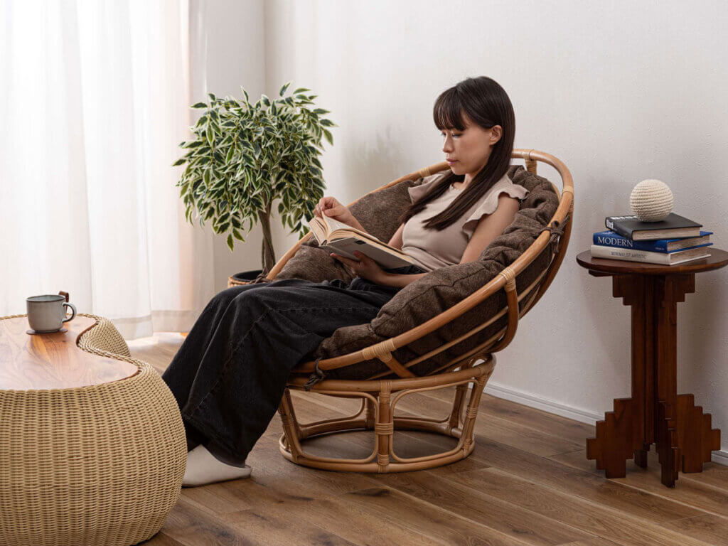パパサンチェア　BR（ブラウン）　使用イメージ　読書