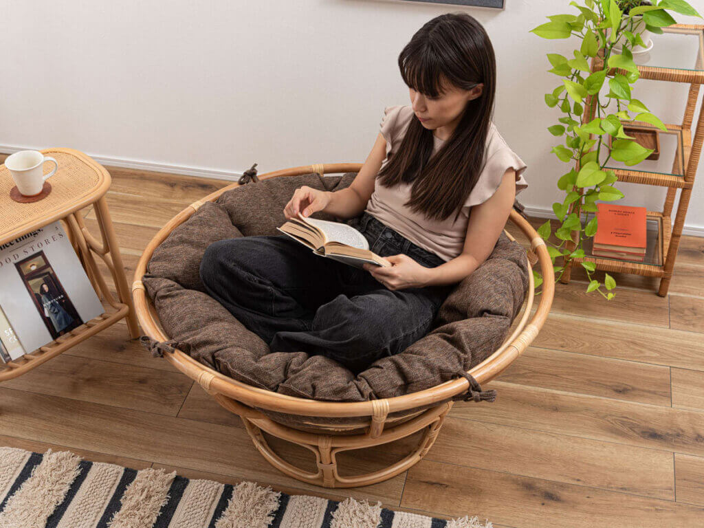 パパサンチェア　　BR（ブラウン）使用イメージ　あぐらをかく　リラックス体勢