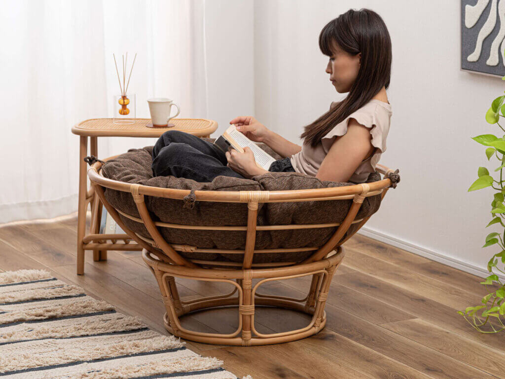 パパサンチェア　　BR（ブラウン）使用イメージ　あぐらをかく　リラックス体勢