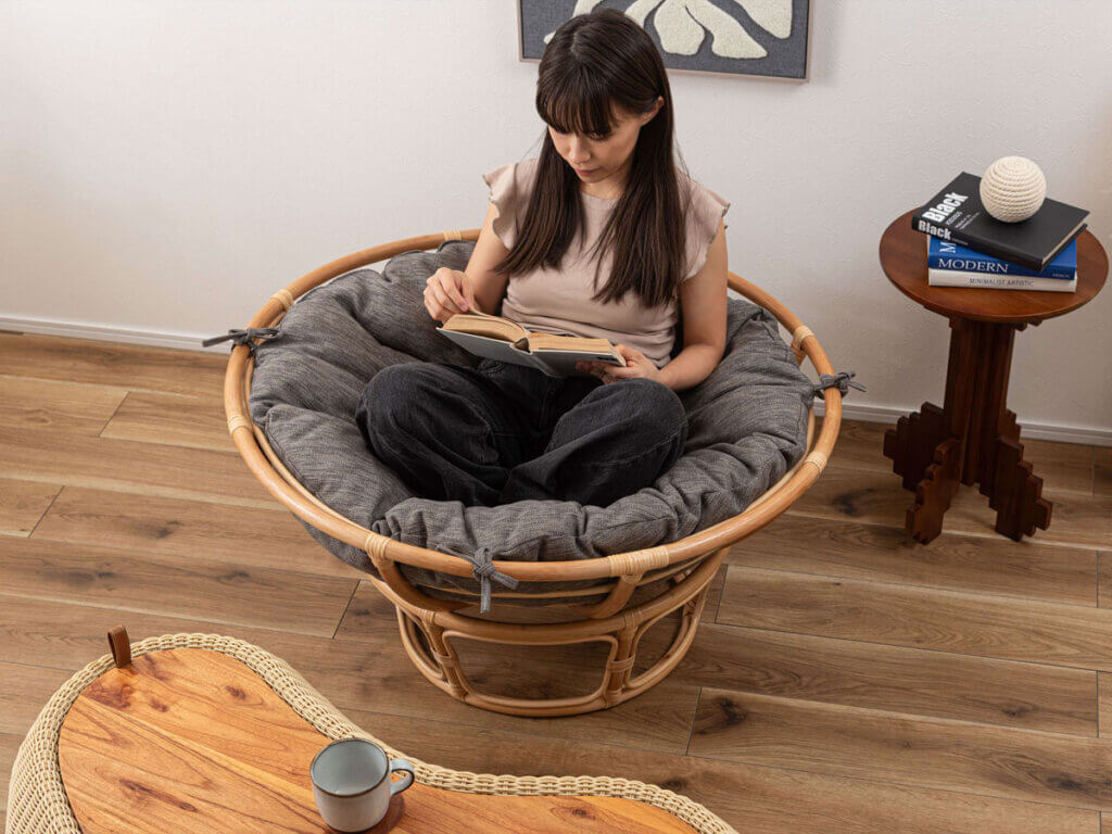 天然素材 パパサンチェア GY(グレー)利用イメージ リラックス姿勢 あぐら