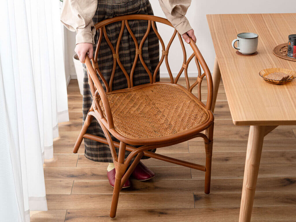 軽量なラタンチェア