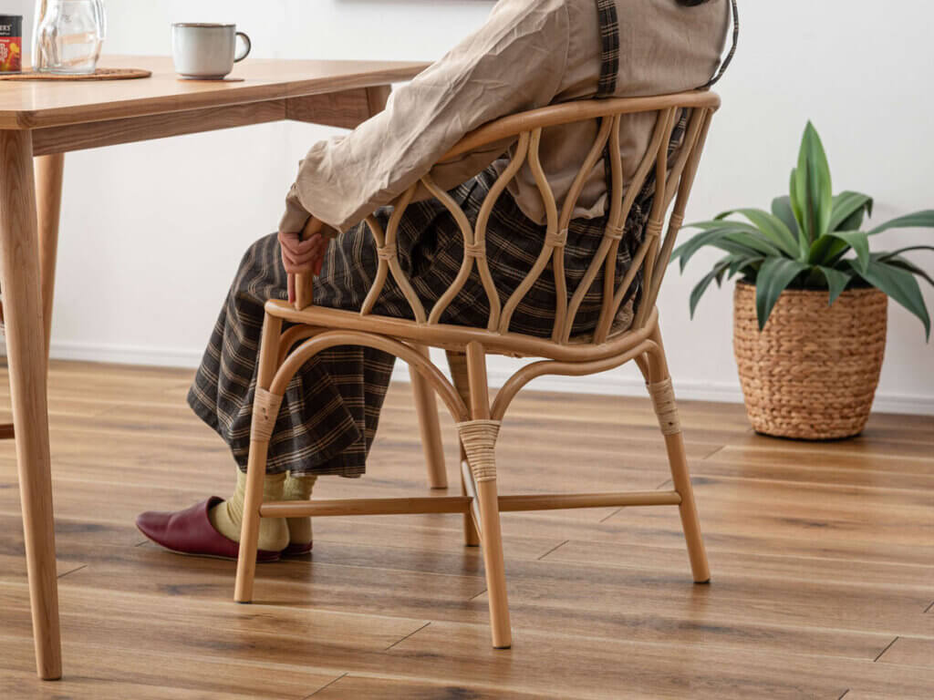 ラタンチェア　背面　使用イメージ